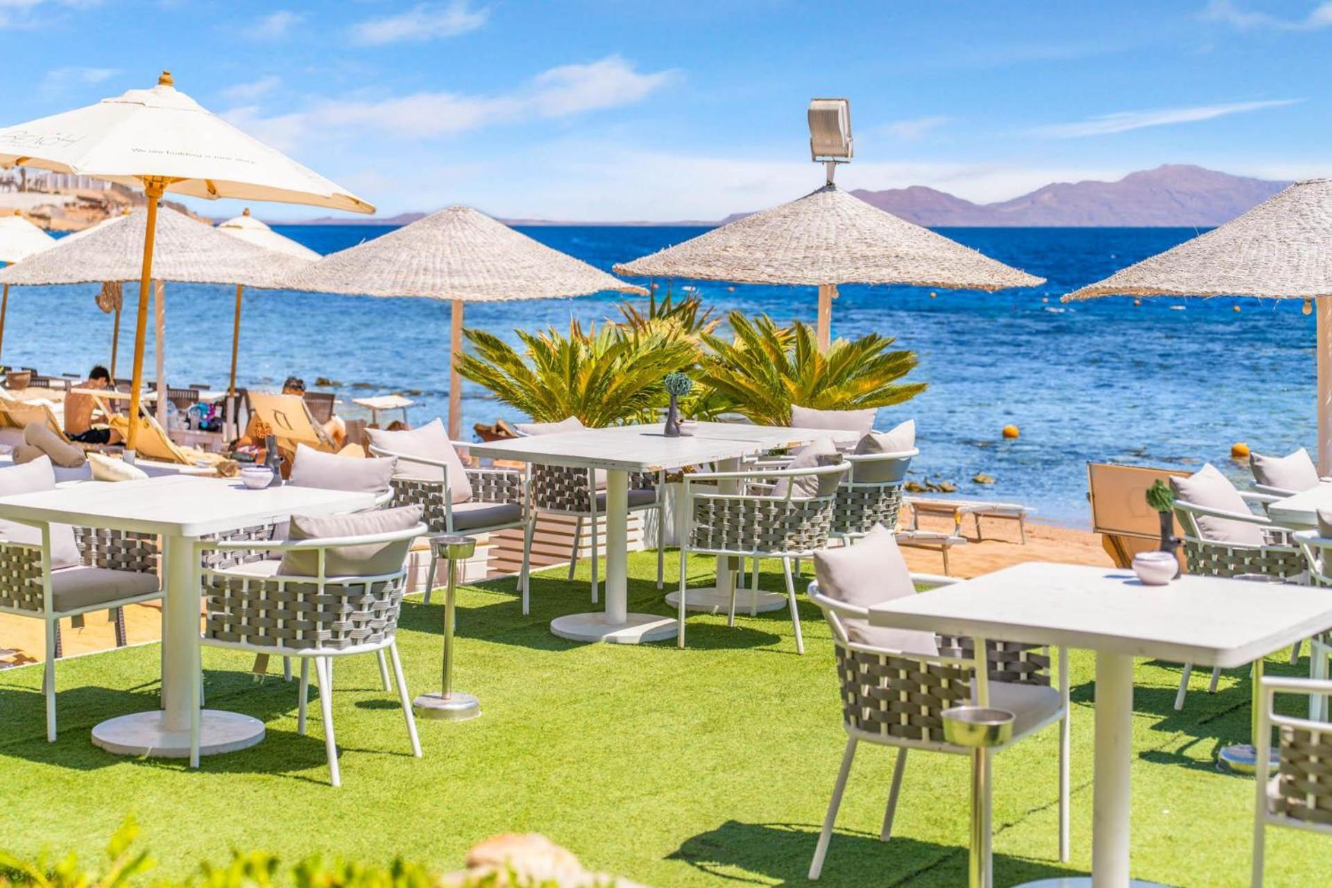 Domina Coral Bay Resort, Diving , Spa & Casino Sharm el-Sheikh Exterior foto Artificial grass at a beach bar
