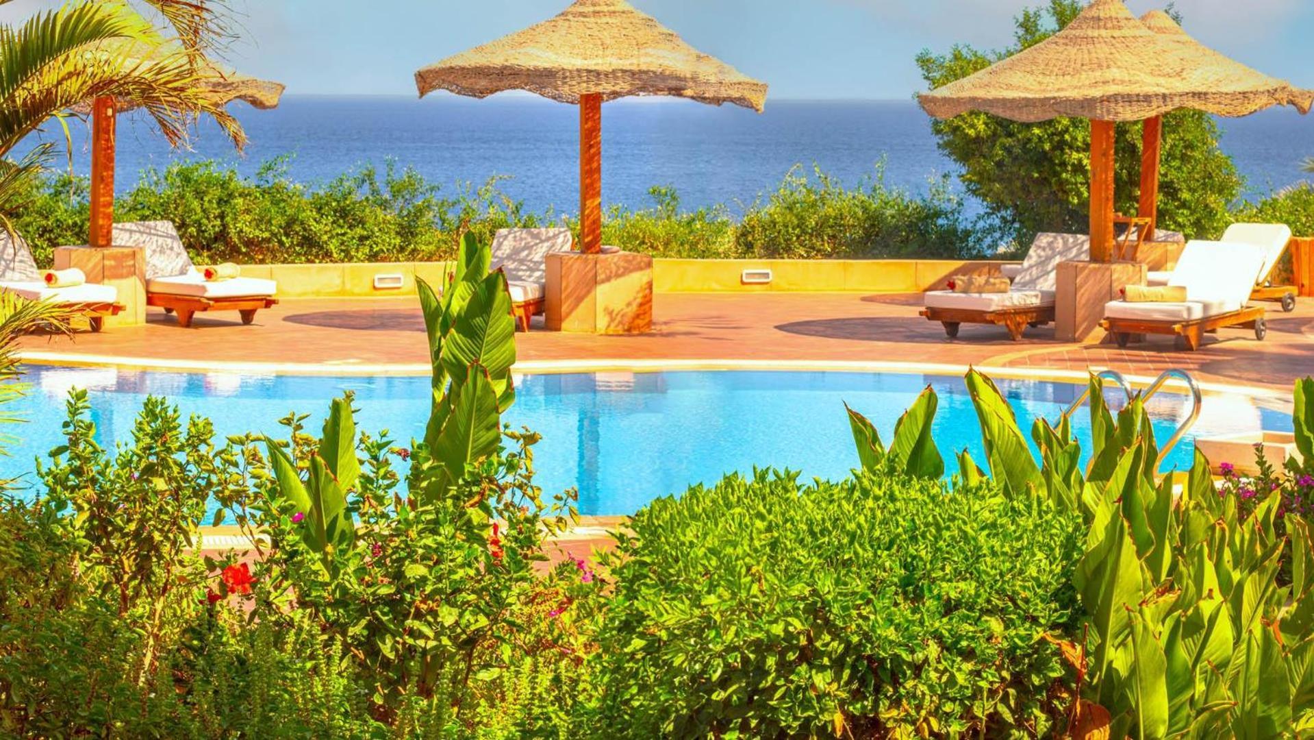 Domina Coral Bay Resort, Diving , Spa & Casino Sharm el-Sheikh Exterior foto A pool at a resort